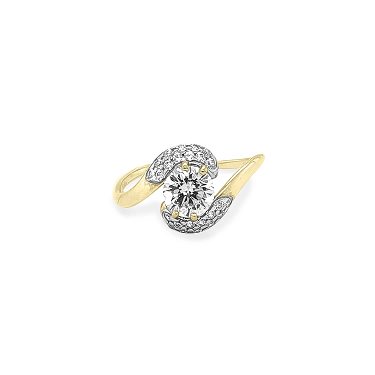 Nhẫn đính hôn bằng vàng với đá zircon
