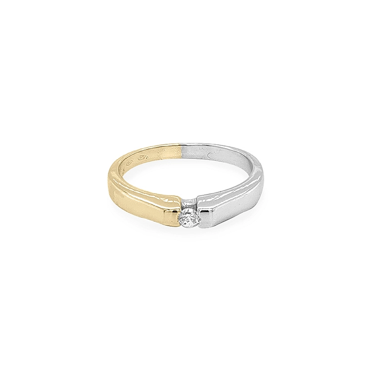 Nhẫn đính hôn bằng vàng với đá zircon
