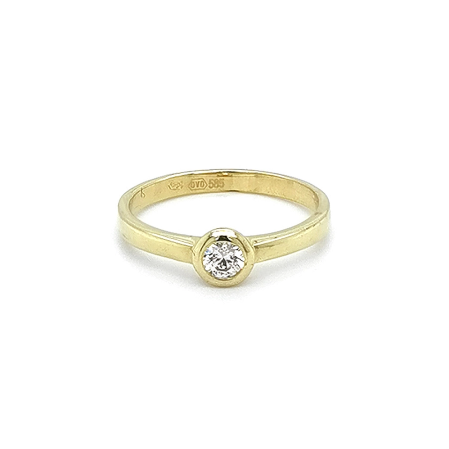 Nhẫn đính hôn bằng vàng với đá zircon