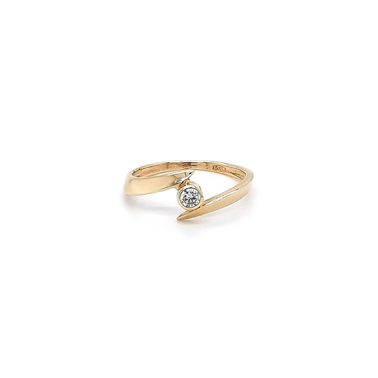 Nhẫn đính hôn bằng vàng với đá zircon