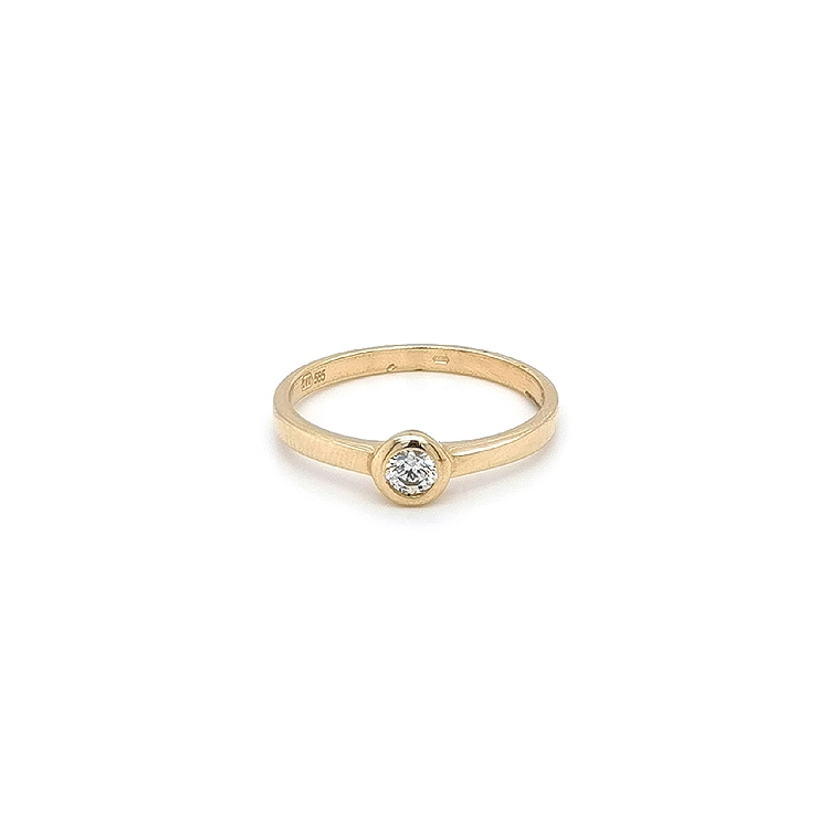 Nhẫn đính hôn bằng vàng với đá zircon
