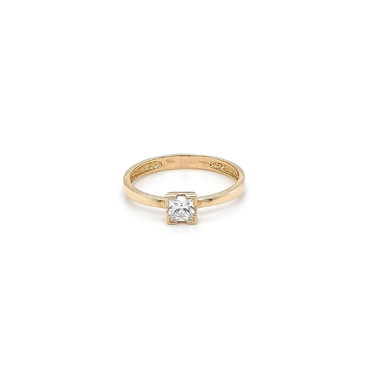 Nhẫn đính hôn bằng vàng với đá zircon