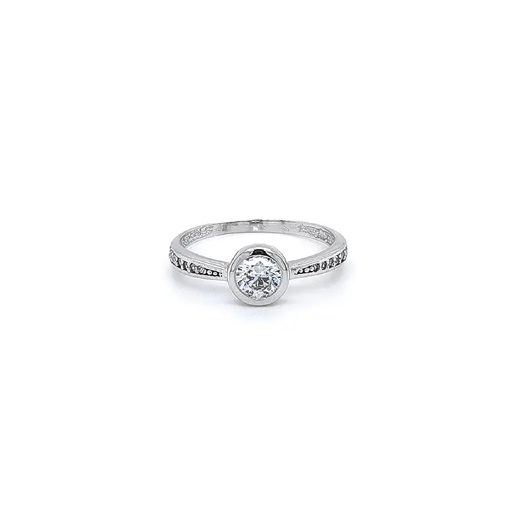 Nhẫn đính hôn với đá zircon