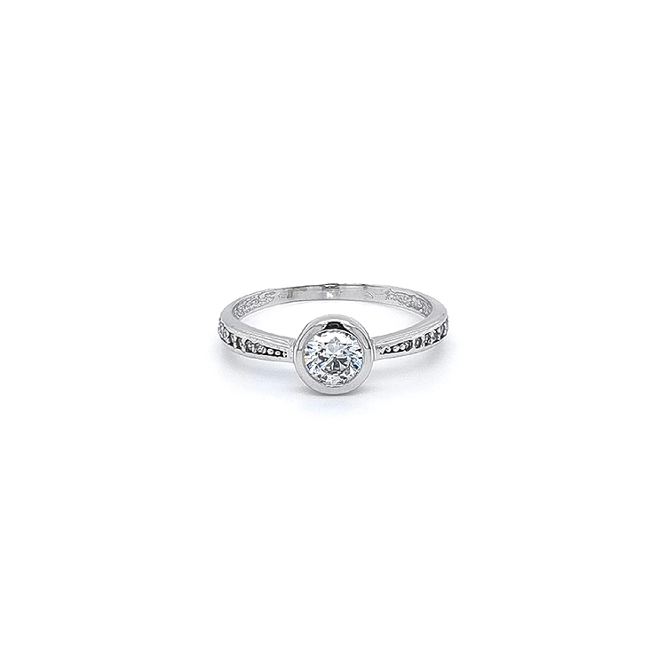 Nhẫn đính hôn với đá zircon