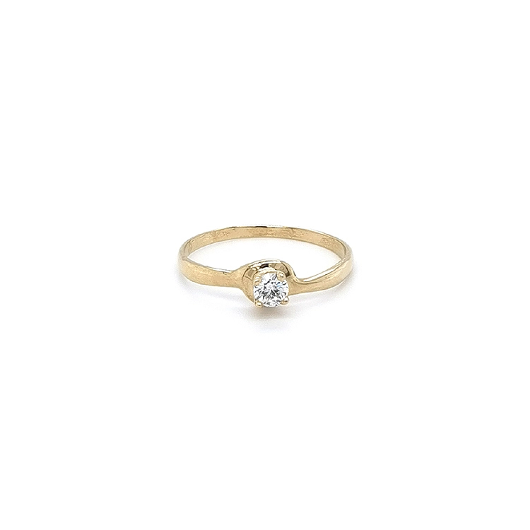 Nhẫn đính hôn bằng vàng với đá zircon