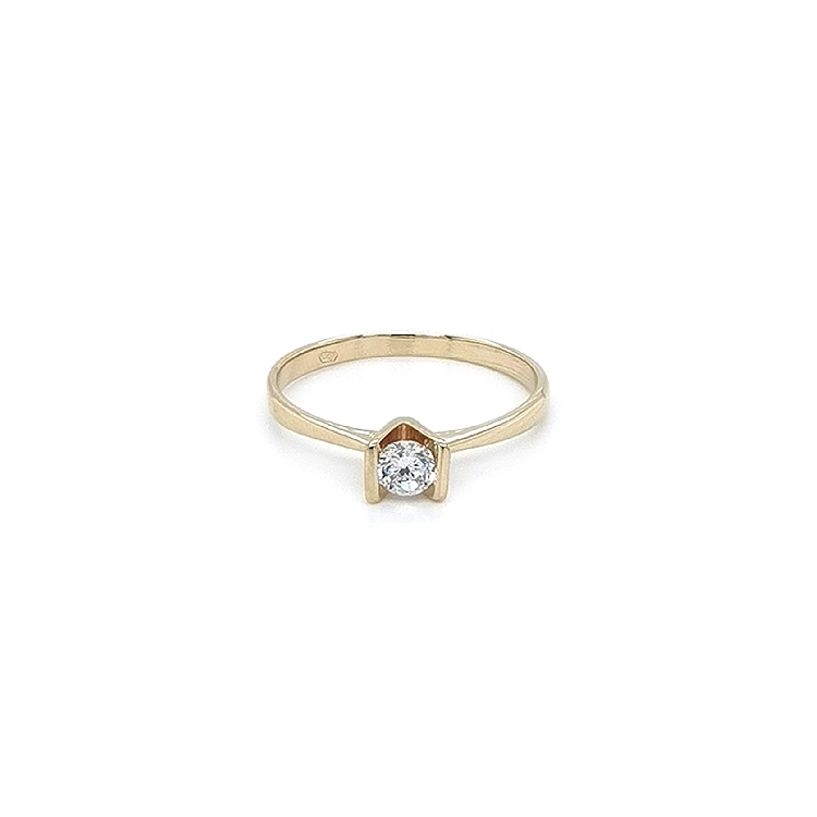 Nhẫn đính hôn bằng vàng với đá zircon