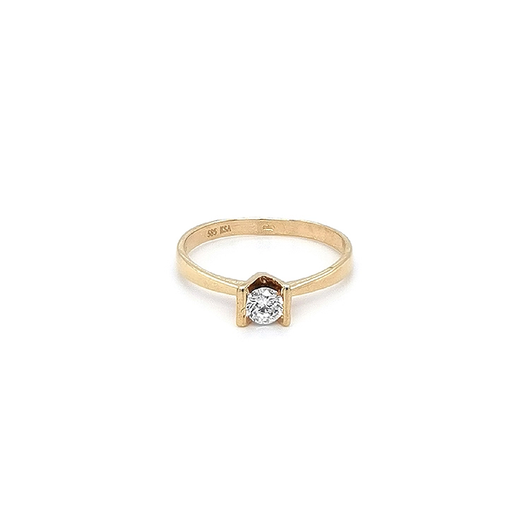 Nhẫn đính hôn bằng vàng với đá zircon