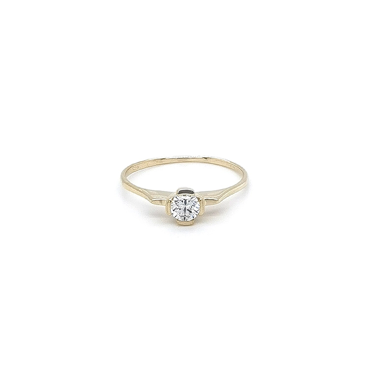 Nhẫn đính hôn bằng vàng với đá zircon