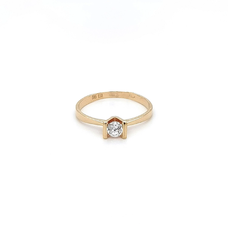 Nhẫn đính hôn bằng vàng với đá zircon