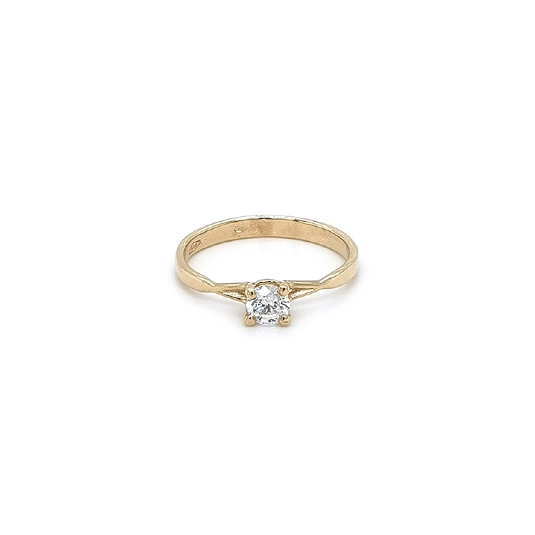 Nhẫn đính hôn bằng vàng với đá zircon
