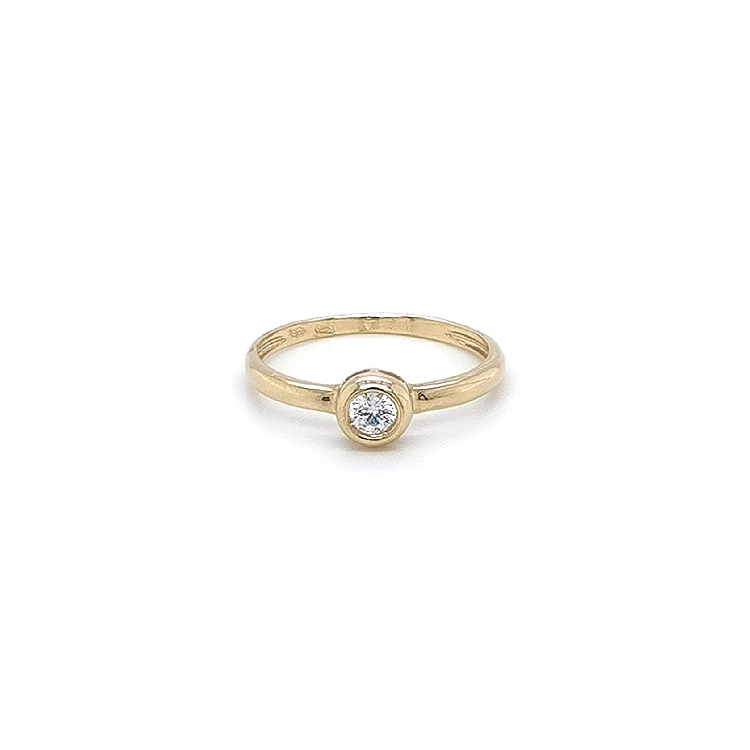 Nhẫn đính hôn bằng vàng với đá zircon