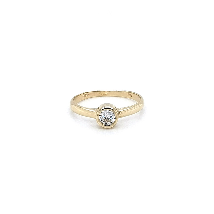Nhẫn đính hôn bằng vàng với đá zircon