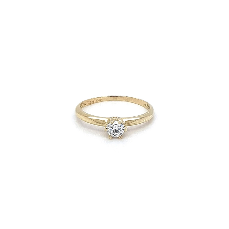 Nhẫn đính hôn bằng vàng với đá zircon