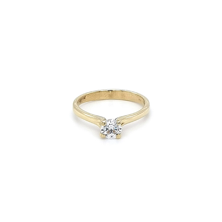 Nhẫn đính hôn bằng vàng với đá zircon