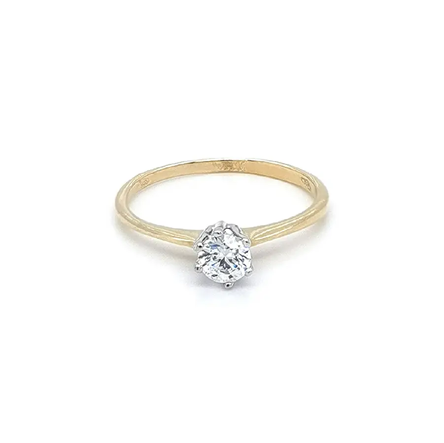 Nhẫn đính hôn với đá zircon làm từ vàng kết hợp