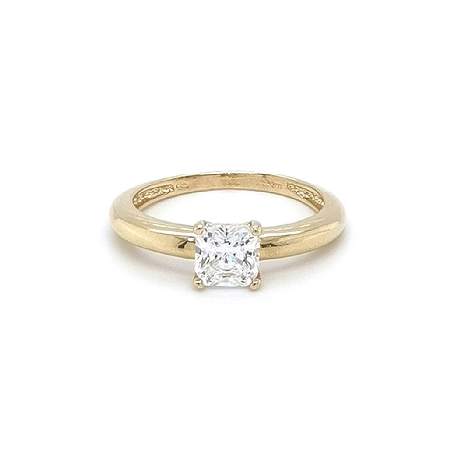 Nhẫn đính hôn bằng vàng với đá zircon