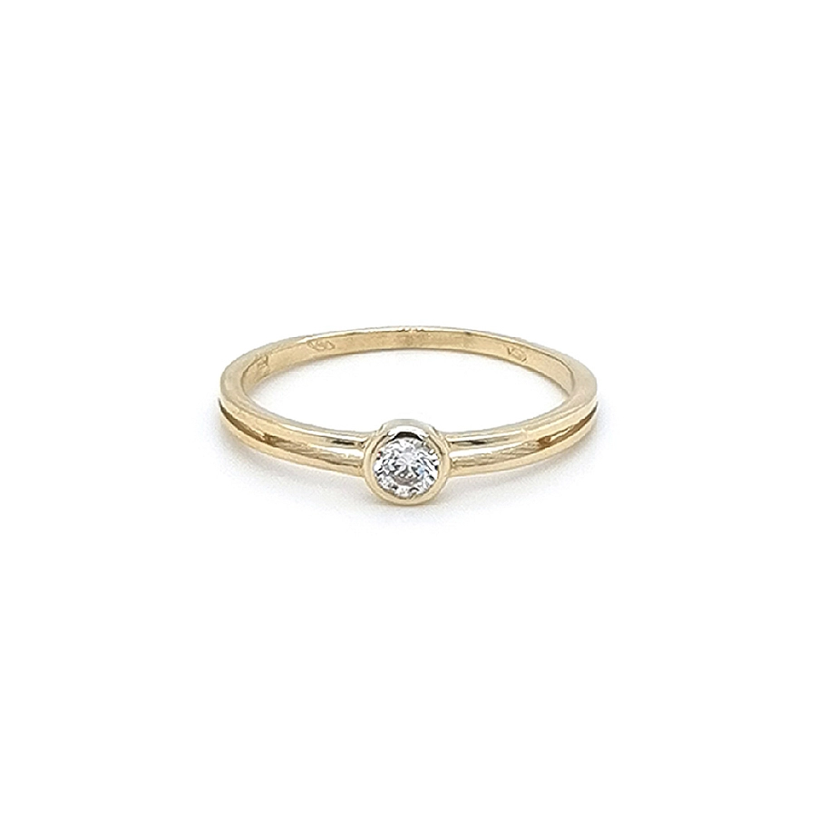 Nhẫn đính hôn bằng vàng với đá zircon