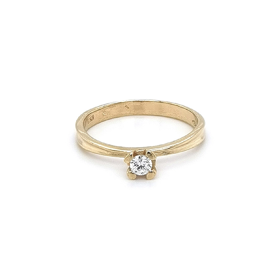 Nhẫn đính hôn bằng vàng với đá zircon