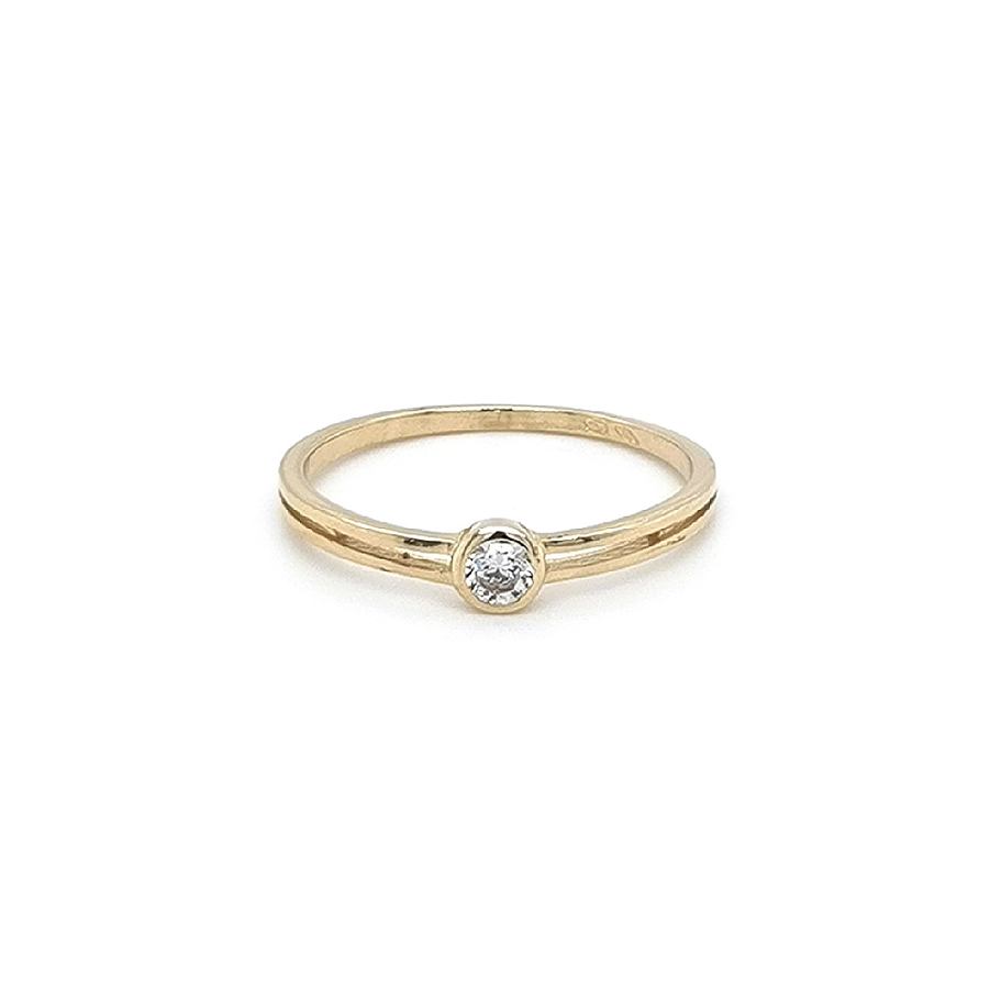 Nhẫn đính hôn bằng vàng với đá zircon