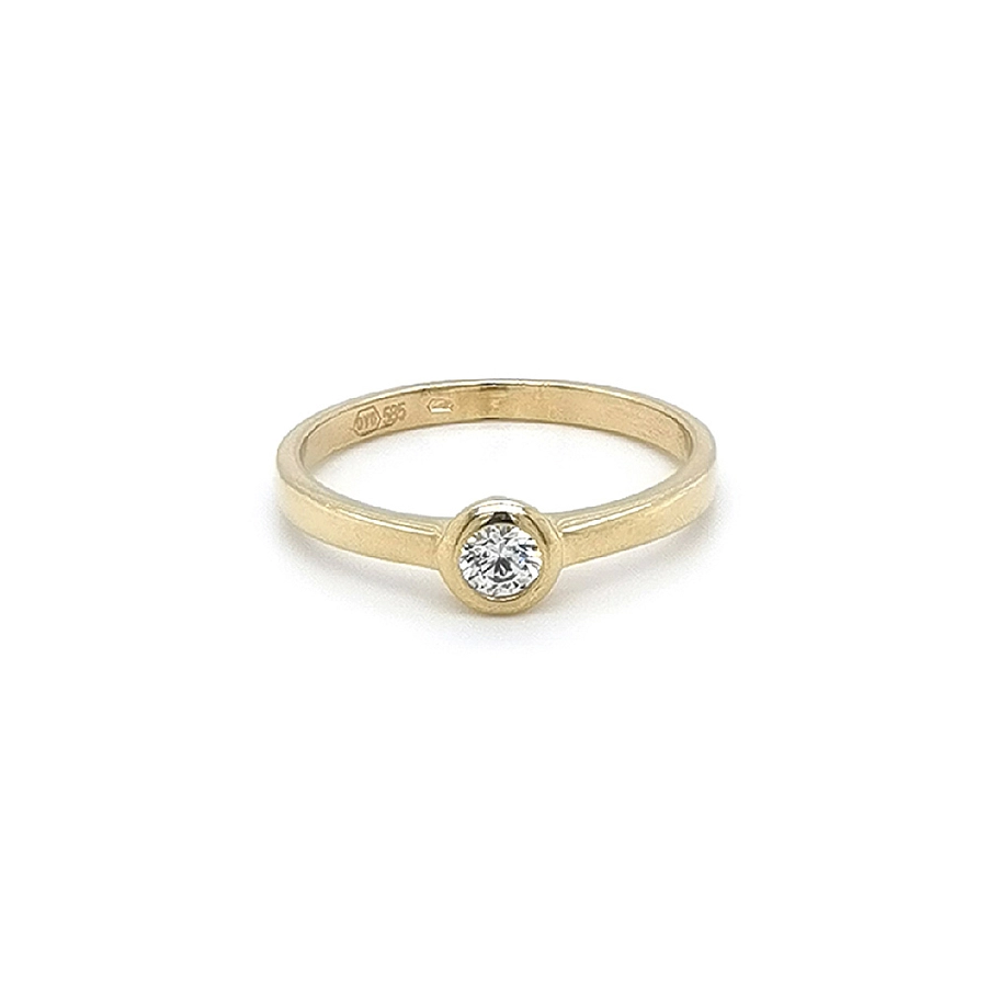Nhẫn đính hôn bằng vàng với đá zircon