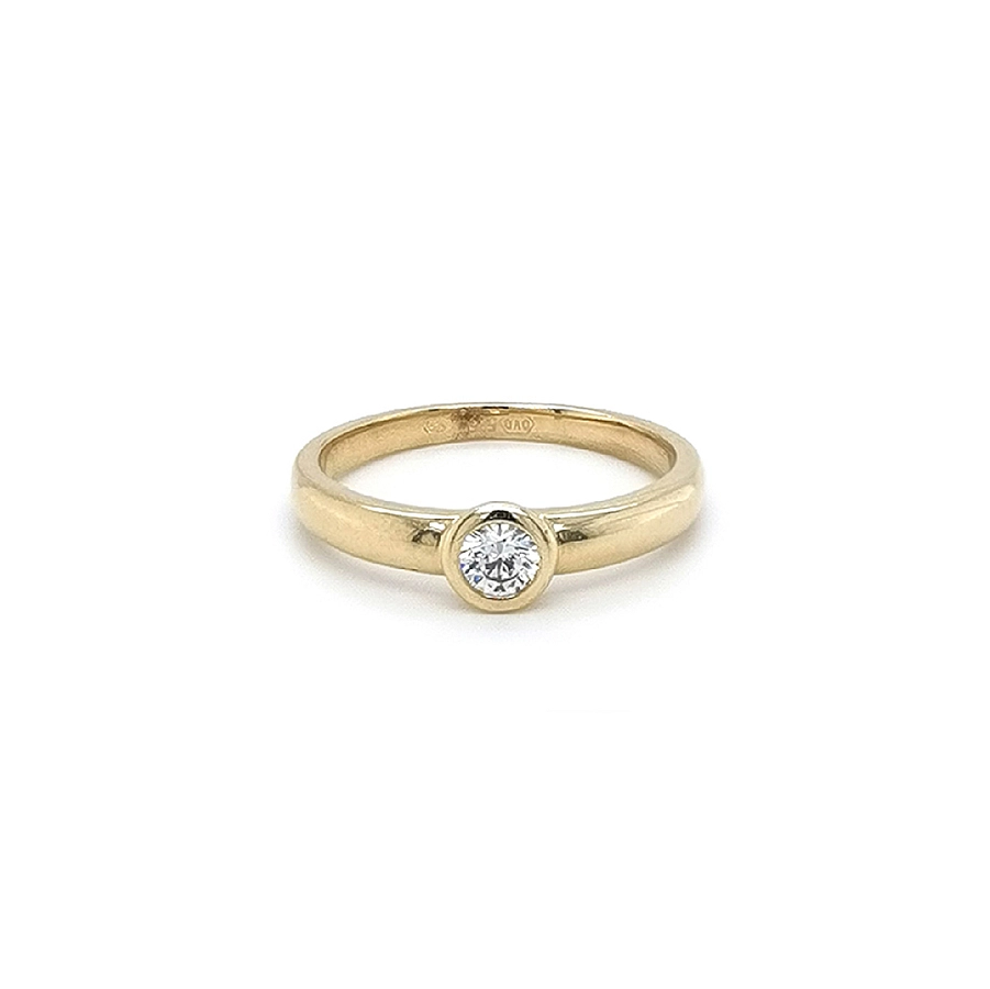 Nhẫn đính hôn bằng vàng với đá zircon