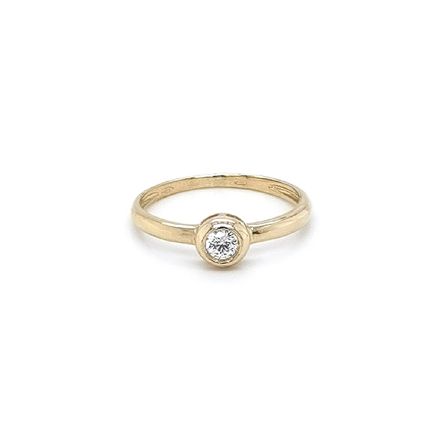 Nhẫn đính hôn bằng vàng với đá zircon