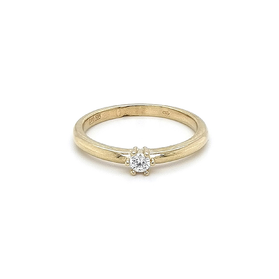 Nhẫn đính hôn bằng vàng với đá zircon