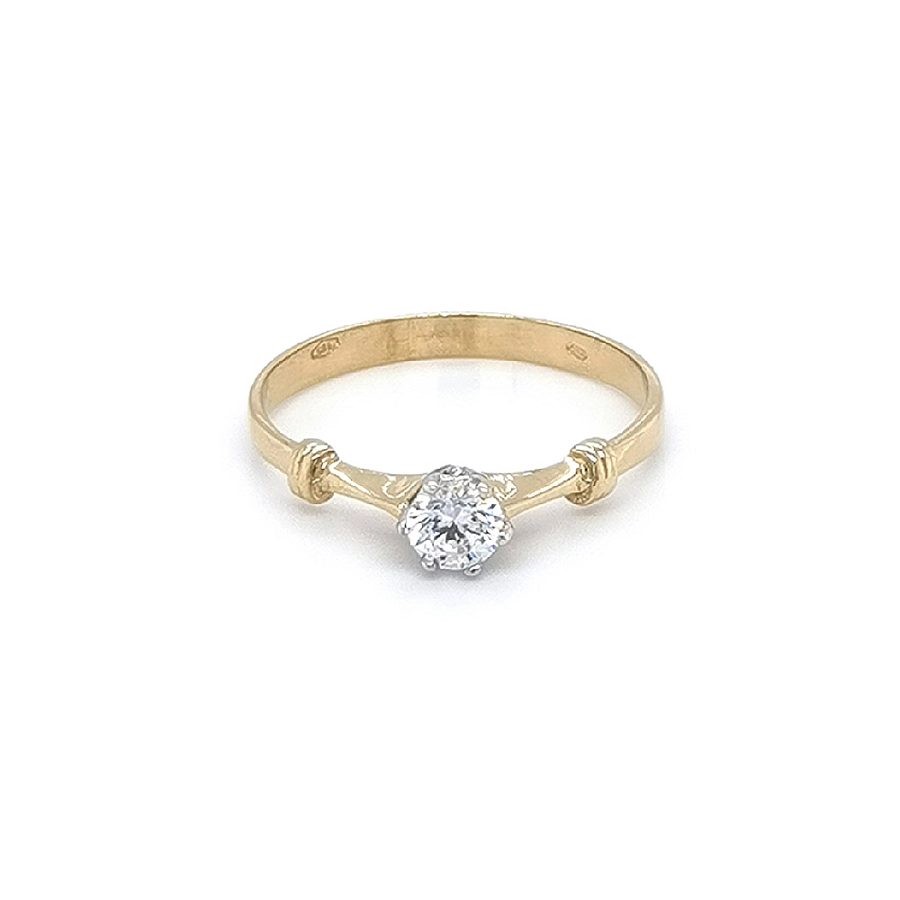 Nhẫn đính hôn bằng vàng với đá zircon