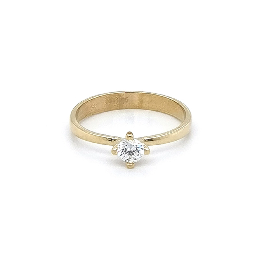 Nhẫn đính hôn bằng vàng với đá zircon