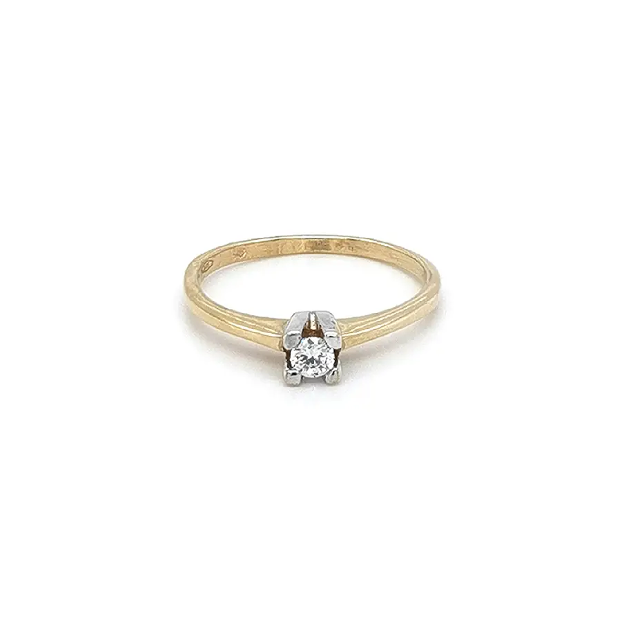 Nhẫn đính hôn với đá zircon làm từ vàng kết hợp