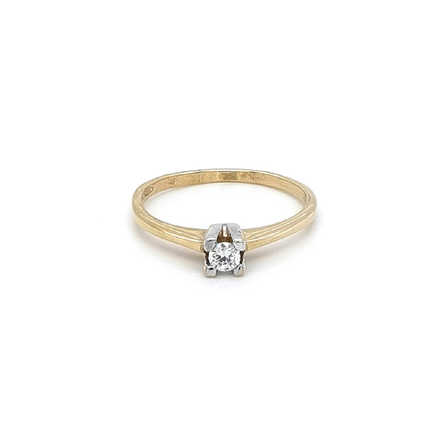 Nhẫn đính hôn với đá zircon làm từ vàng kết hợp