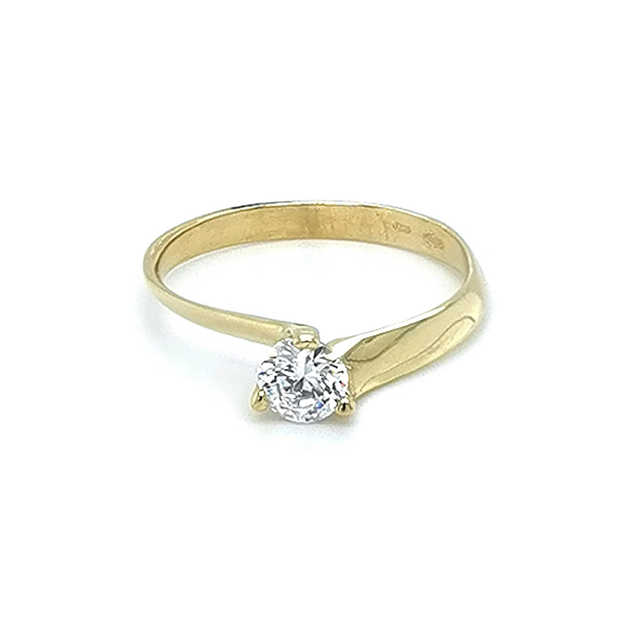 Nhẫn đính hôn bằng vàng với đá zircon