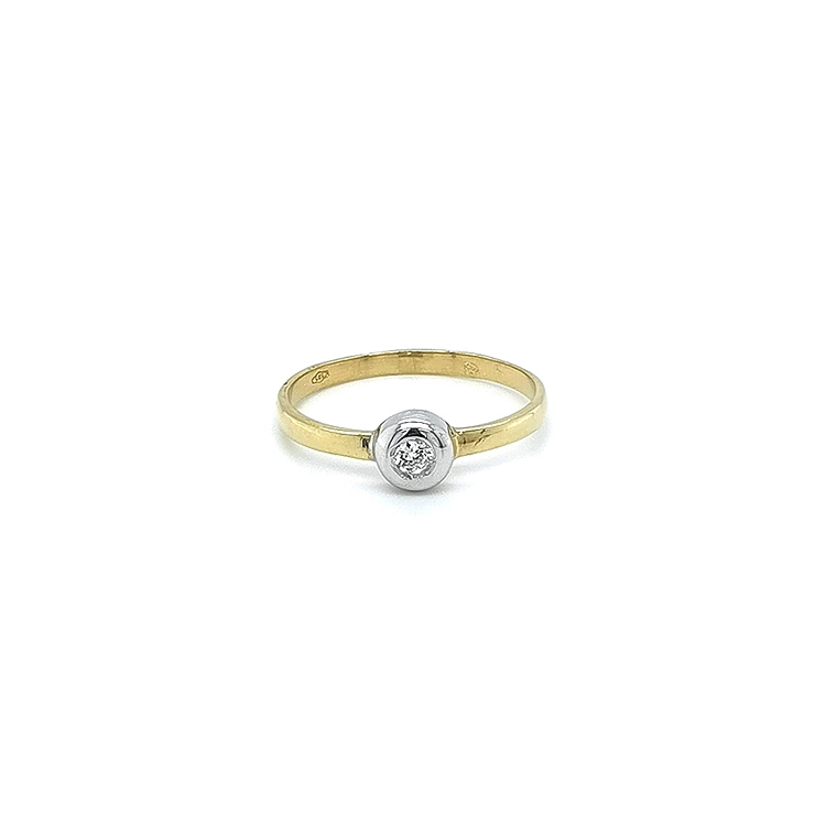Nhẫn đính hôn bằng vàng với đá zircon