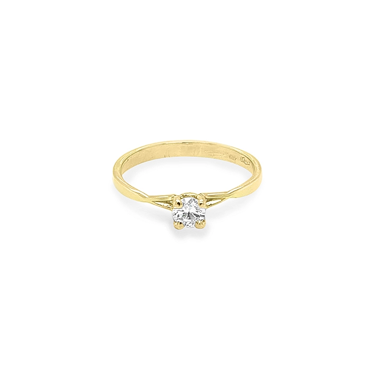 Nhẫn đính hôn bằng vàng với đá zircon