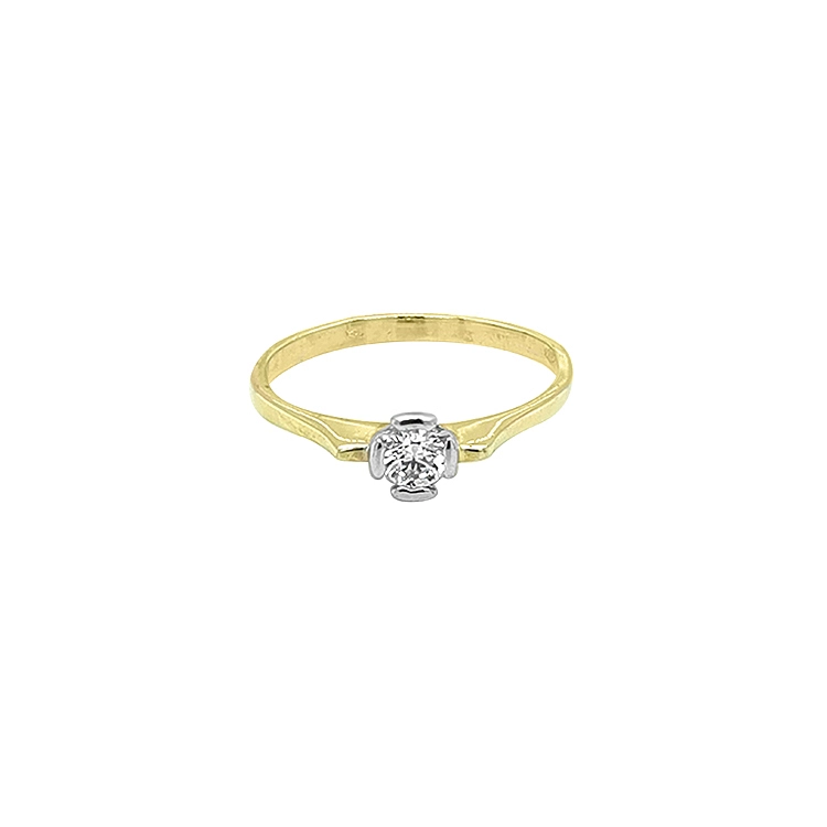 Nhẫn đính hôn bằng vàng với đá zircon