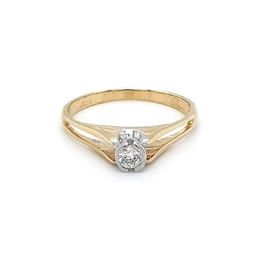 Nhẫn đính hôn với đá zircon làm từ vàng kết hợp