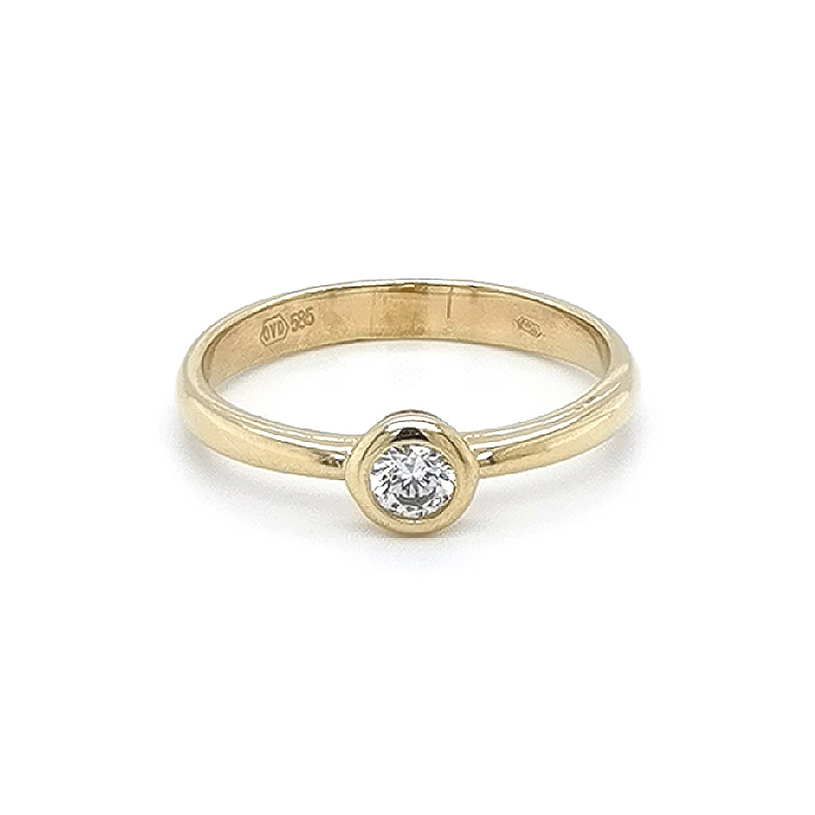 Nhẫn đính hôn bằng vàng với đá zircon