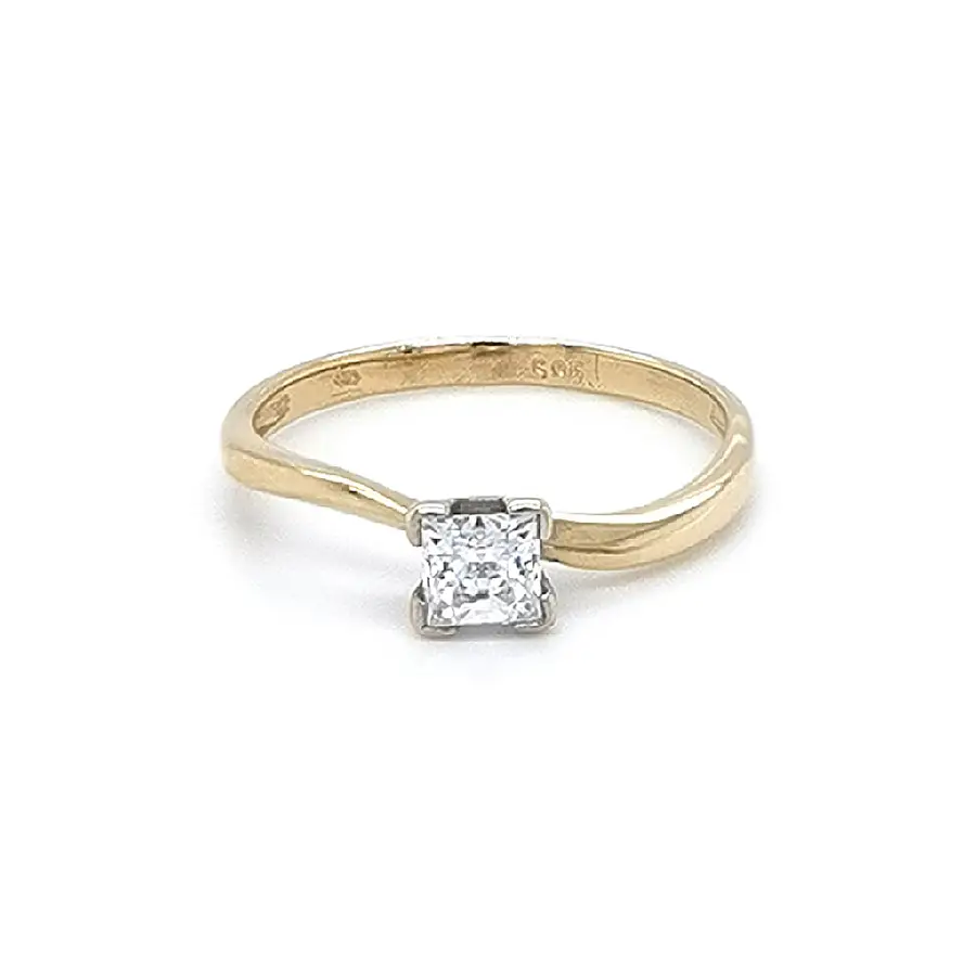 Nhẫn đính hôn bằng vàng với đá zircon