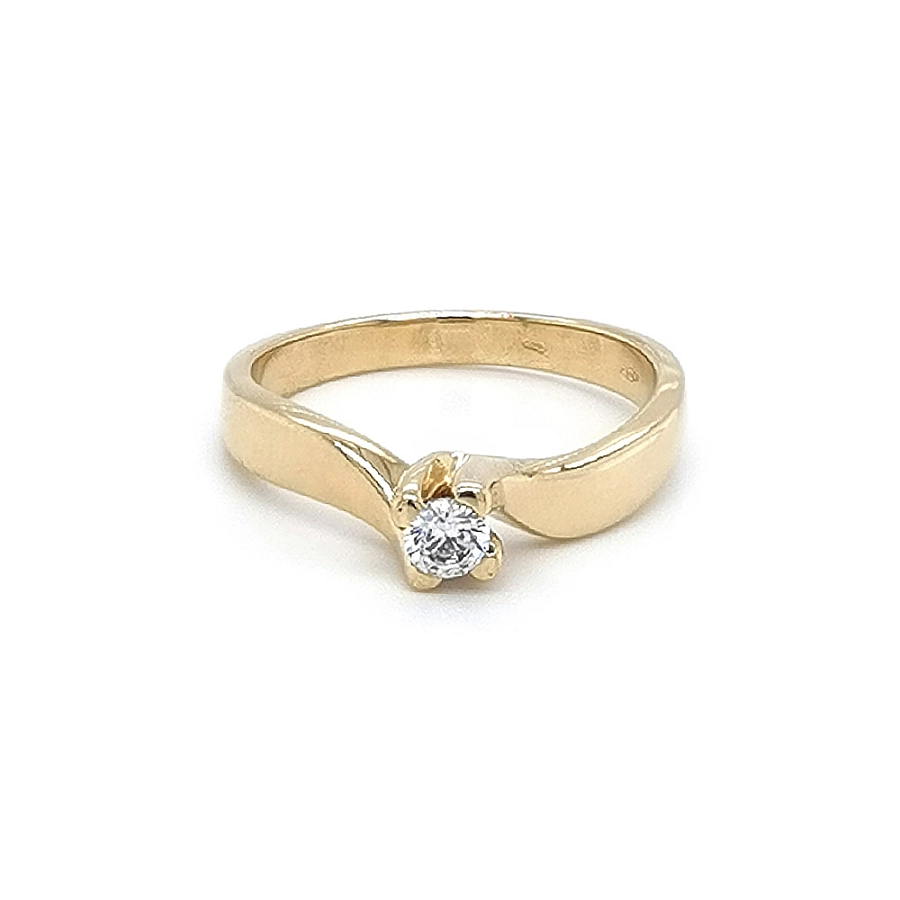 Nhẫn đính hôn bằng vàng với đá zircon