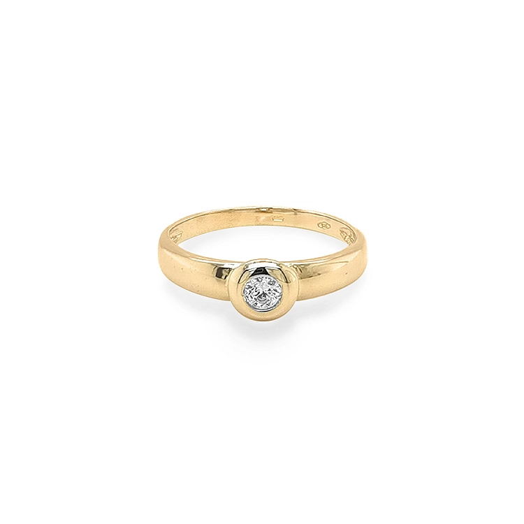 Nhẫn đính hôn bằng vàng với đá zircon