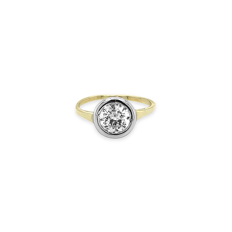 Nhẫn đính hôn bằng vàng có đá cubic zirconia