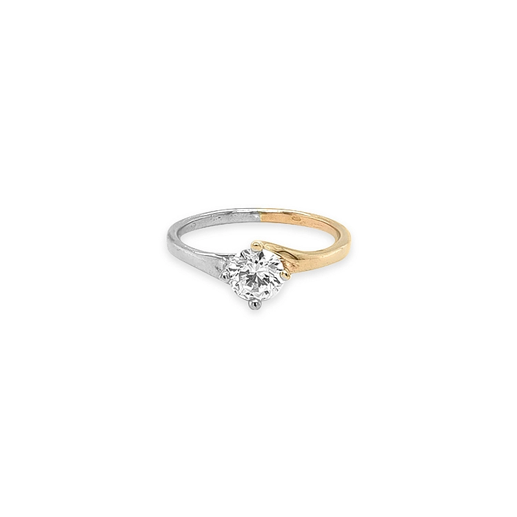Nhẫn đính hôn với đá zircon làm từ vàng kết hợp