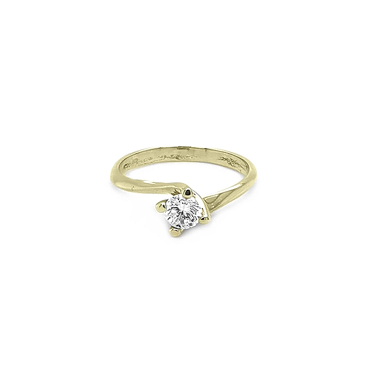 Nhẫn đính hôn bằng vàng với đá zircon