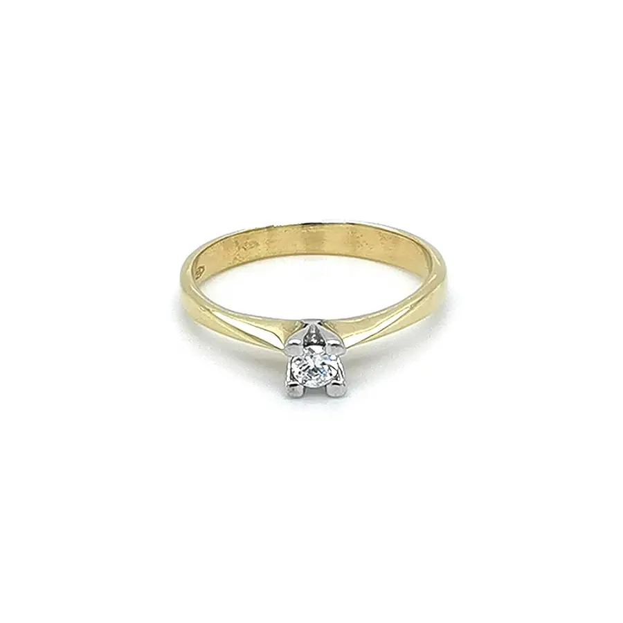 Nhẫn đính hôn với đá zircon làm từ vàng kết hợp