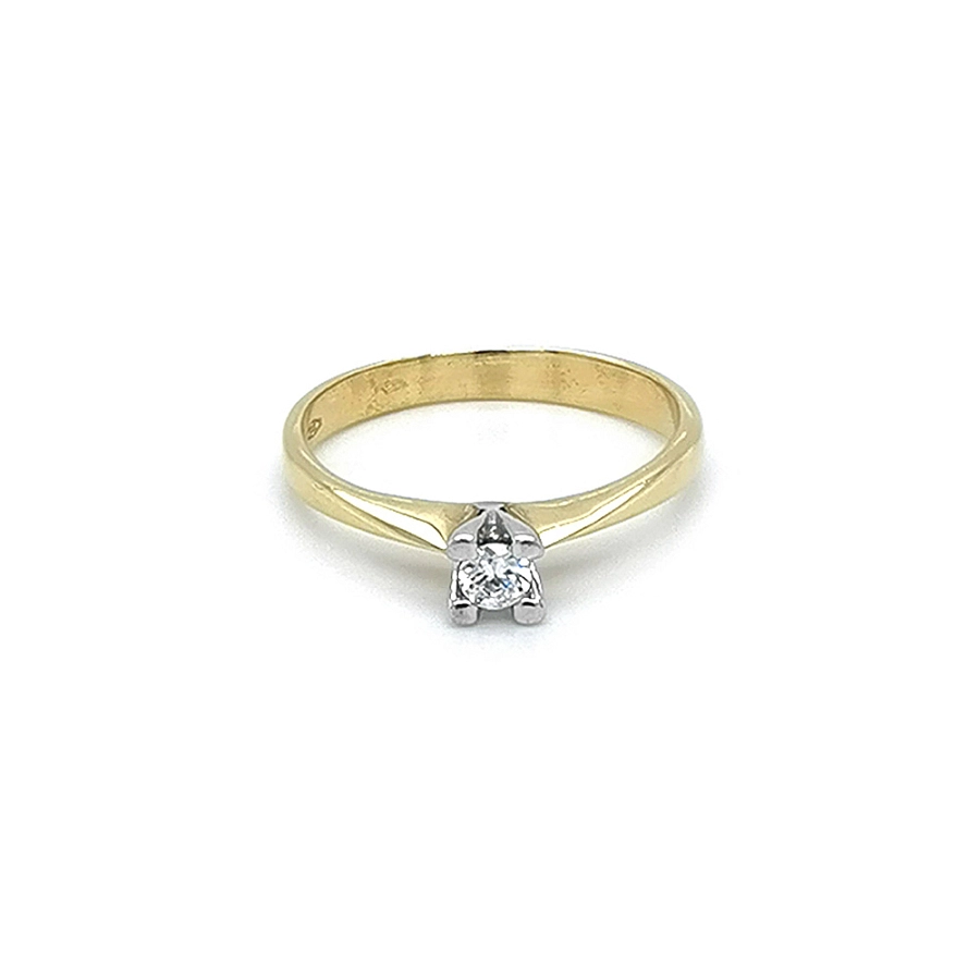 Nhẫn đính hôn với đá zircon làm từ vàng kết hợp