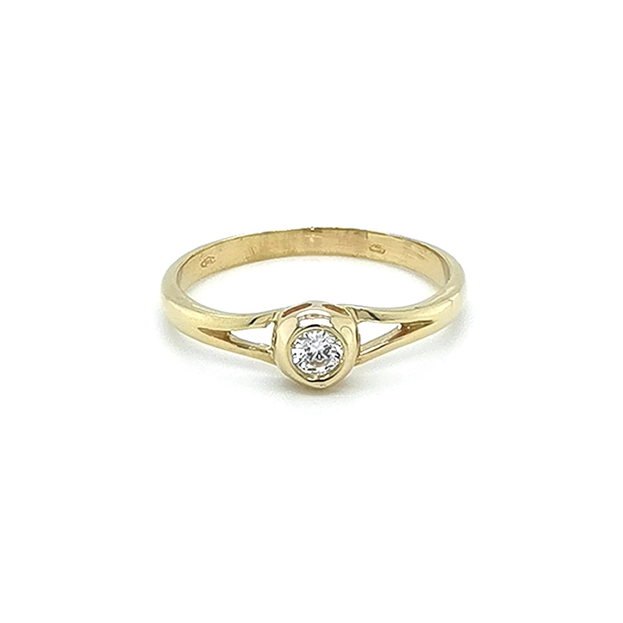 Nhẫn đính hôn bằng vàng với đá zircon
