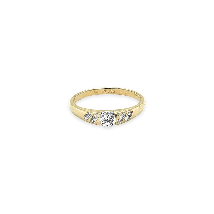 Nhẫn vàng đính đá cubic zirconia