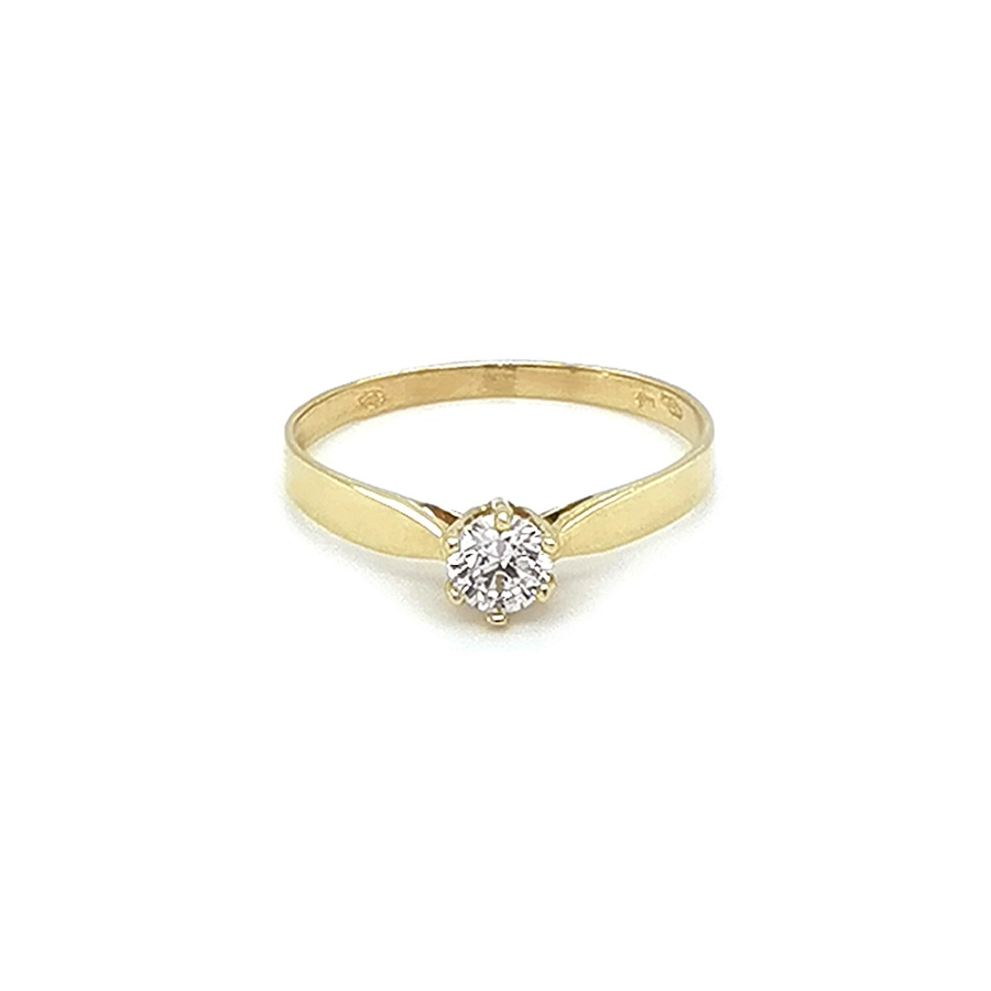 Nhẫn đính hôn bằng vàng với đá zircon