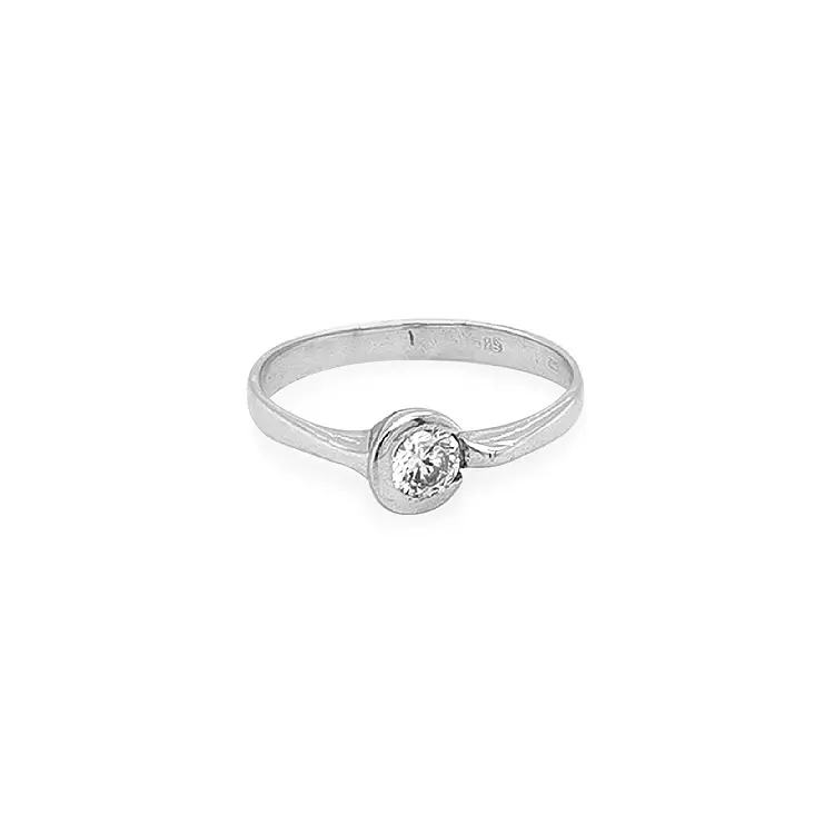 Nhẫn đính hôn bằng vàng với đá zircon