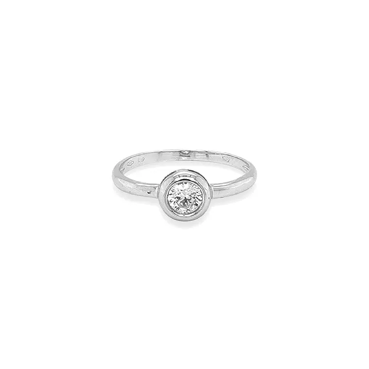 Nhẫn đính hôn bằng vàng với đá zircon